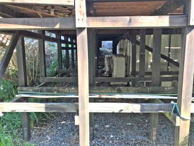 床下の木製ウッドデッキ基礎の様子