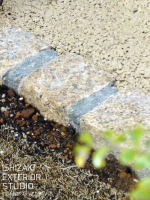 芝止めのサビ色のピンコロ石