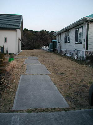 車庫から続く芝生のスペース