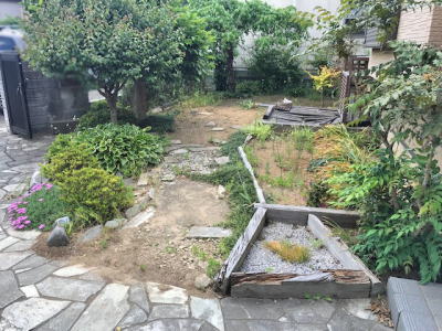 施工前の玄関から庭へ土のスペース