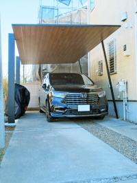黒×木調カラー「カーポートSC」でモダンな車庫を演出　野田市Y邸