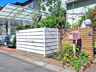 木調フェンスで道路への枝のはみ出し防止　柏市O邸