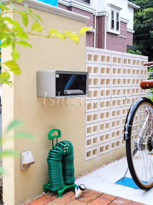 門袖後ろの自転車置場と水栓