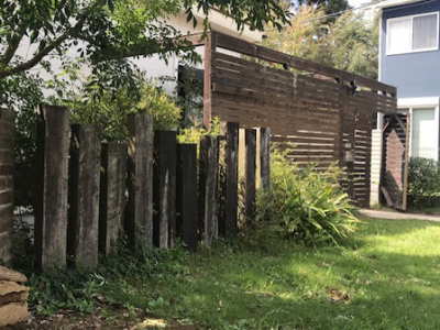 天然木材だった施工前のフェンスと門