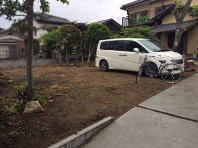 広い敷地ながら土がむき出しだった仮の車庫スペース