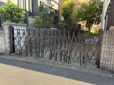 施工前の破損したカーゲート