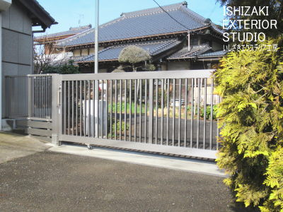 防犯用の引き戸と隙間塞ぎのフェンスを設置後