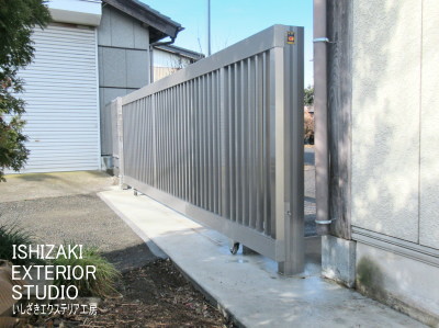 既存の出入口に防犯用のゲートを設置