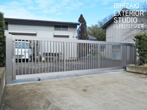 大型の引き戸「スケーターライン」と隙間フェンスで防犯対策
