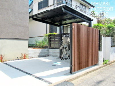 サイクルポート屋根と目隠しスクリーンとフェンス設置後