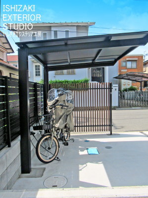 黒のフェンスとサイクルポートで統一した自転車置場
