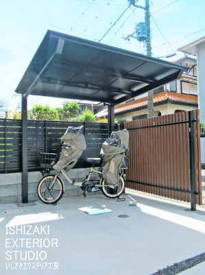ブロック×ブラックポリカーボネート屋根