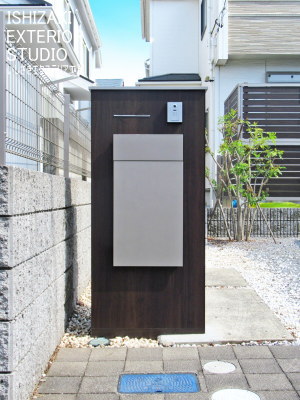 建物や庭のフェンスと雰囲気を統一した機能門柱