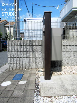 低木類を全て撤去して機能門柱のみに