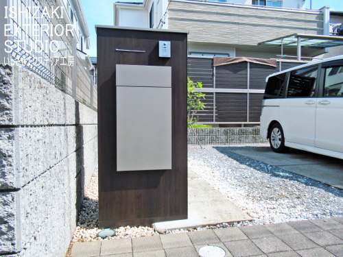 宅配ボックス内臓のモダンな機能門柱FK