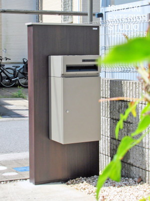 宅配ボックスが付いた機能門柱の裏側