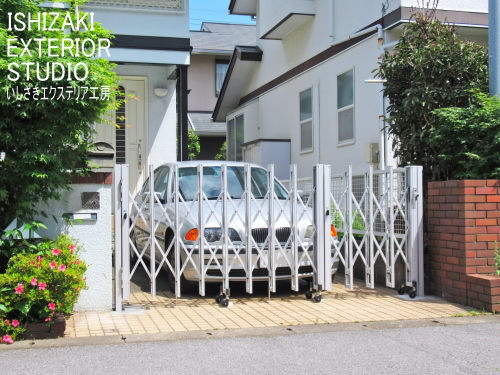 伸縮門扉「アルシャインⅡ」で普段使いし易い車庫の犯対策