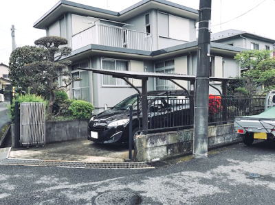 破損した伸縮門扉と車庫側