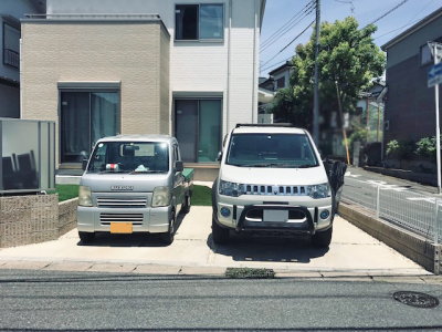 芝を土留めにしていた施工前の車庫奥