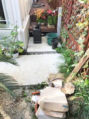 コンクリート剥き出しの車庫の轍と庭側へのアプローチ