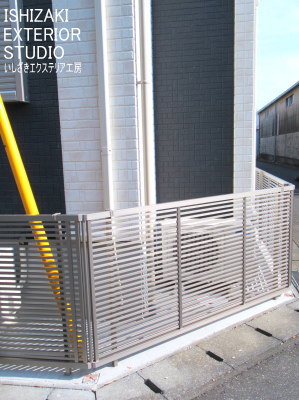 敷地の形状に合わせてフェンスを設置