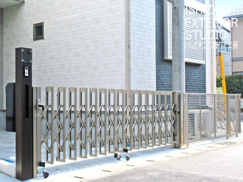 伸縮門扉「アルシャインⅡ」と「フェンスAB」でセキュリティ重視のクローズ外構
