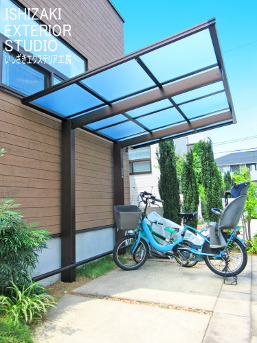 盗難防止の車止めバーを付けたサイクルポート「エフルージュFIRSTミニ」
