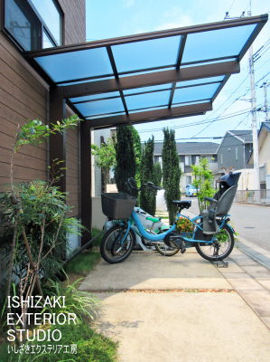 車庫側から見たサイクルポート