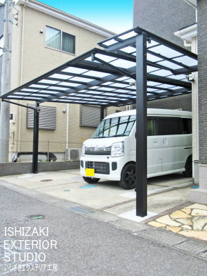 ブラックで統一したモダンな車庫