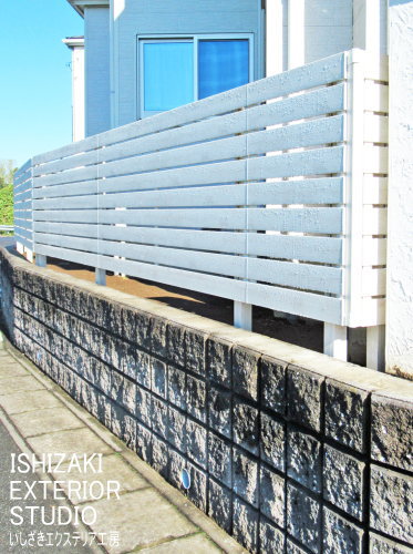 ホワイトの木調目隠しフェンスで目隠し兼セキュリティ強化