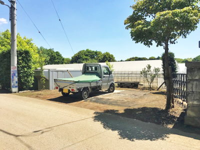 土のみの施工前の車庫