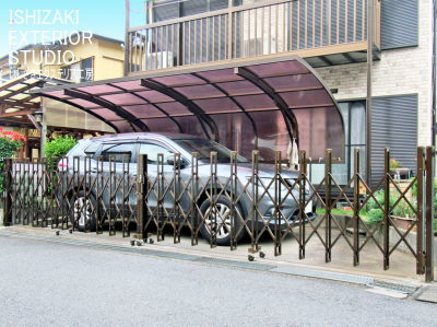 広い間口に合わせてワイドタイプの伸縮門扉を設置