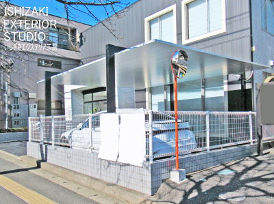 建物の雰囲気に合うモダンなカーポートの車庫