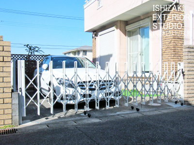 サッシやフェンスに合わせて白にした伸縮門扉