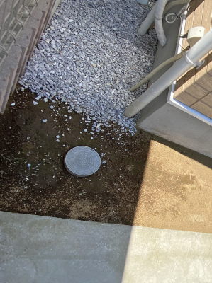 砂利がこぼれていた建物裏側との境界