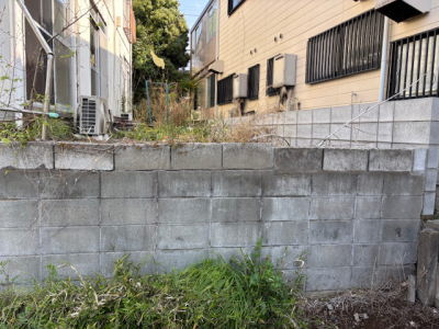 駐車場側との高低差があり危険だった施工前