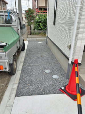 施工前の建物脇砂利のエリア