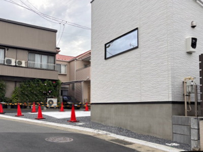 砂利のみだった施工前の敷地前面