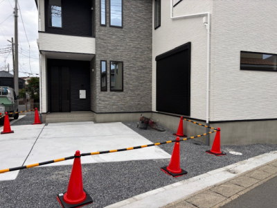 施工前の土間コンクリート＋砂利敷きの玄関と車庫