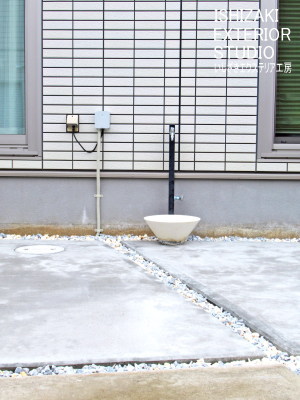 土間コンクリート上に設置された立水栓