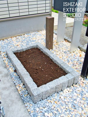 ピンコロ石の花壇と砂利