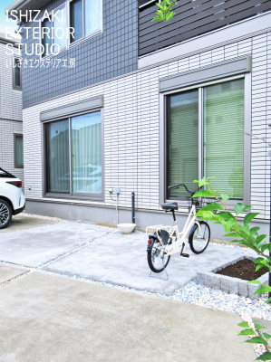 拡張した車庫と花壇、砂利敷きスペース