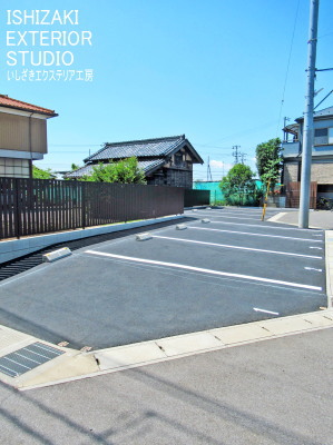 新設した駐車場と境界に設置したブロック＋フェンス