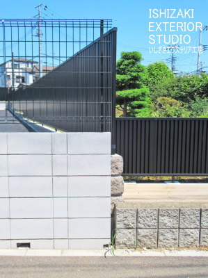 ブロックとメッシュフェンス設置後