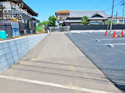 建物との間のゲート、境界フェンス、賃貸用駐車場施工後