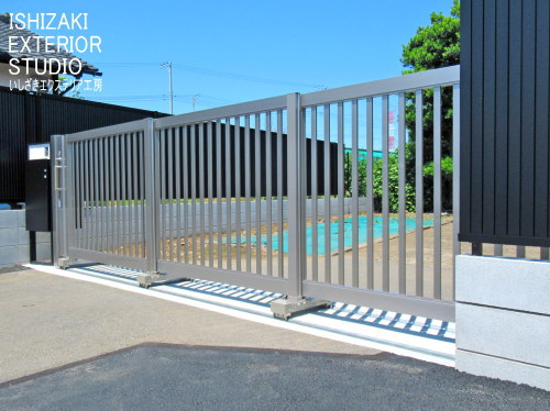 ゲートと境界フェンスで自宅と賃貸駐車場を分割