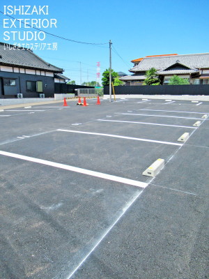 アスファルト舗装した賃貸用の大きな駐車場