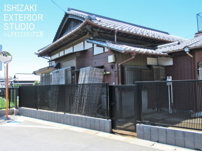 縦格子のフェンスと同じデザインの門扉で防犯対策