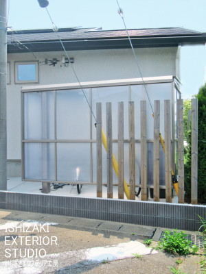 既存の角柱と植栽を利用した目隠し
