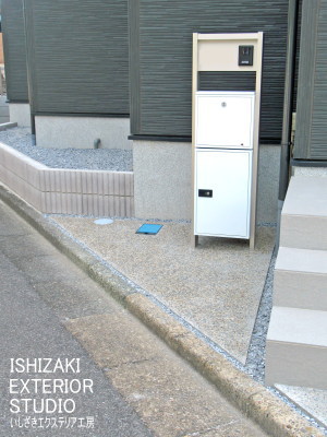 樹脂舗装した宅配ボックス周り